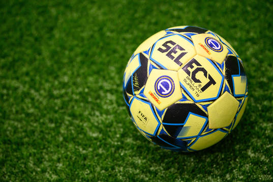 En Select fotboll på konstgräset