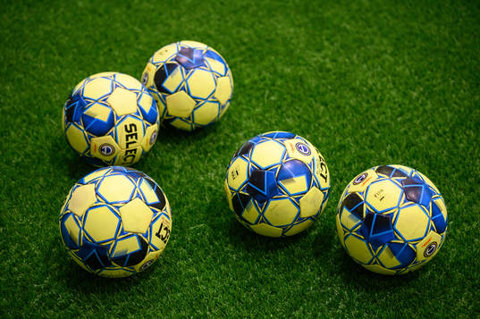 Select fotbollar på konstgräset