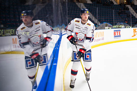 Linköpings Adam Ginning värmer upp