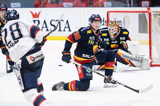 Djurgårdens Olle Alsing täcker ett skott