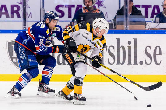 Växjös Oliver Bohm jagar Skellefteås Andreas Wingerli