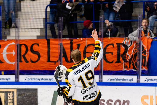 Skellefteås Tuomas Kiiskinen hyllas av publiken