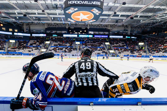 Linjedomare Ludvig Lundgren mellan Växjös Brendan