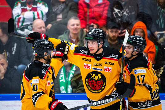 Luleås Jonas Berglund jublar med Daniel Sondell och Isac