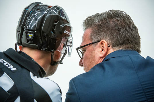 Oskarshamns tränare Håkan Åhlund diskuterar med Domare