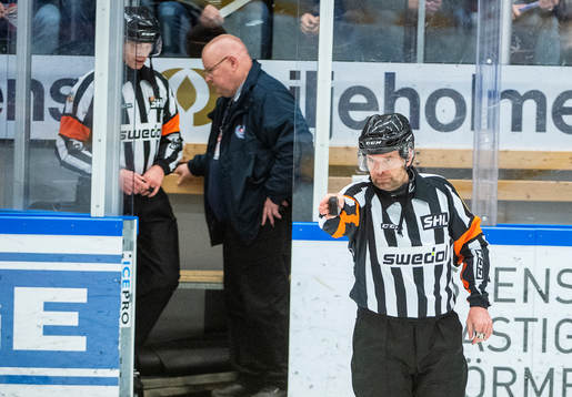 Domare Patrik Sjöberg godkänner Oskarshamns 2-0 mål