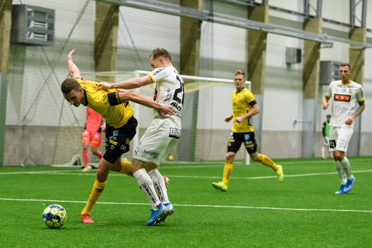 Elfsborgs Christopher McVey i kamp med Häckens Adam Andersson