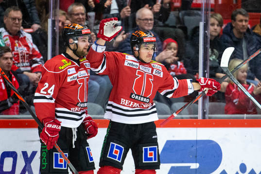 Örebros Shane Harper (h) jublar