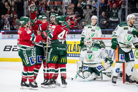 Frölundas Sebastian Stålberg jublar med lagkamrater