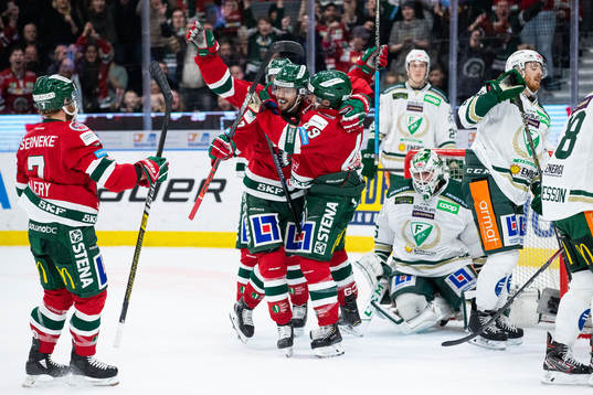 Frölundas Sebastian Stålberg jublar ihop med Rhett