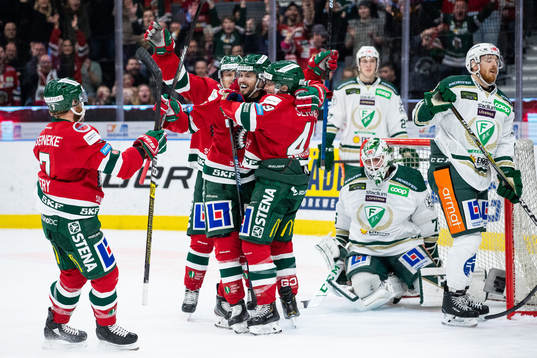 Frölundas Sebastian Stålberg jublar ihop med lagkamrater