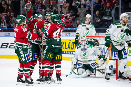 Frölundas Sebastian Stålberg jublar ihop med lagkamrater