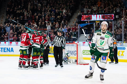Frölundas Sebastian Stålberg jublar ihop med lagkamrater