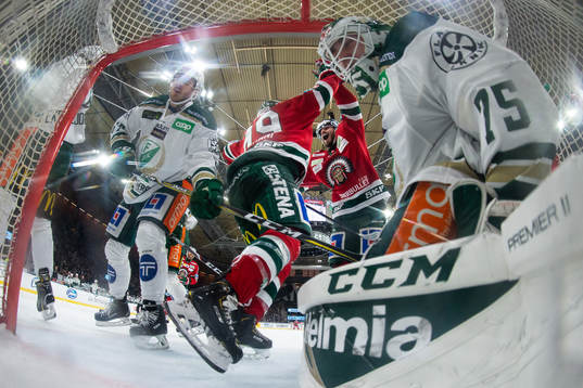 Frölundas Sebastian Stålberg jublar ihop med Rhett