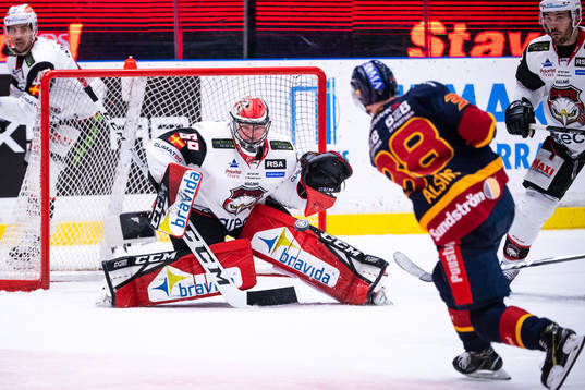 Djurgårdens Olle Alsing och Malmö Redhawks målvakt Oscar