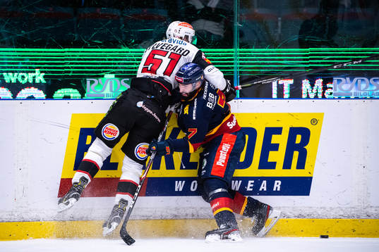 Malmö Redhawks Emil Sylvegård och Djurgårdens Jason