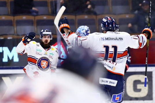 Växjös Roman Horak jublar mot målvakt Ilari Melart