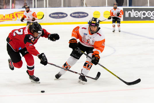 Malmö Redhawks  Amanda Andersson och Karlskronas Filippa