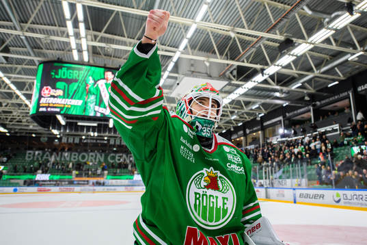 Rögles målvakt Roman Will jublar mot supportrarna