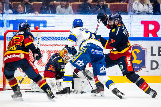 Leksands Sebastian Wännström oroar framför Djurgårdens