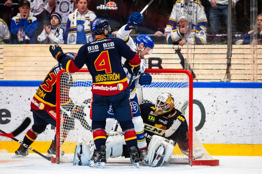 Leksands Jonas Ahnelöv oroar framför Djurgårdens Marcus