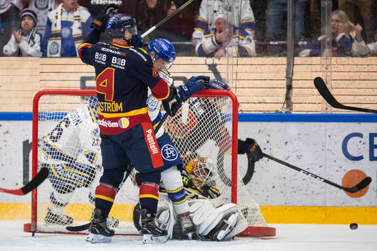 Djurgårdens Marcus Högström och ???framför Djurgårdens
