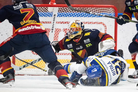 Leksands Mattias Ritola faller framför Djurgårdens