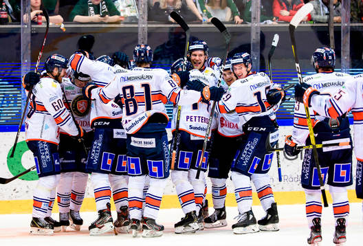 Växjös Ilari Melart jublar med lagkamrater