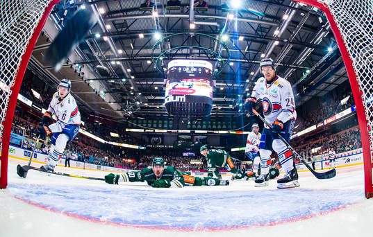 Växjös Linus Högberg skjuter 3-1 och Färjestads