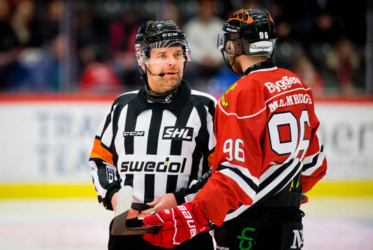 Domare Patrik Sjöberg och Örebros Robin Kovacs