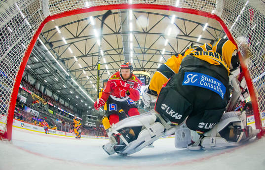 Örebros Robin Kovacs och Luleås målvakt Joel Lassinantti