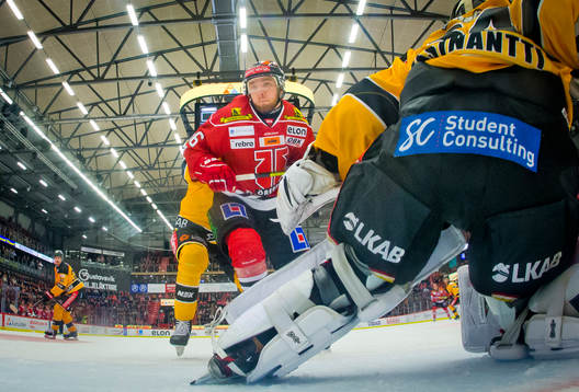 Örebros Robin Kovacs och Luleås målvakt Joel Lassinantti
