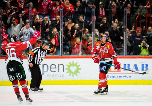 Örebros Ryan Stoa gör 3-2 och jublar med Robin Kovacs