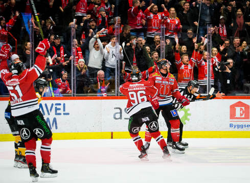 Örebros Ryan Stoa gör 3-2 och jublar med Robin Kovacs