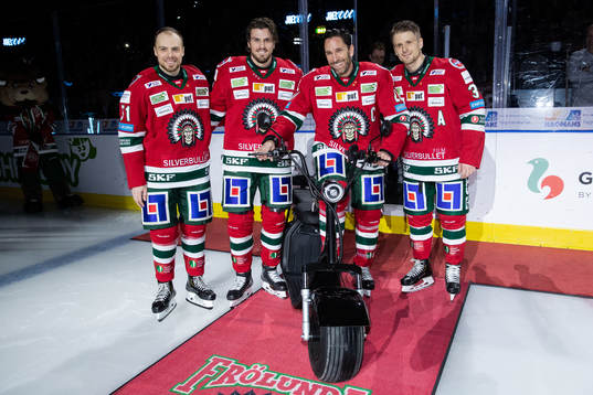 Frölundas Joel Lundqvist uppvaktas för sina 1000 spelade