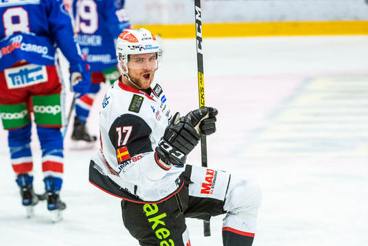 Malmö Redhawks Max Görtz jublar