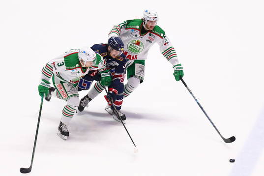 Linköpings Filip Karlsson mellan Rögles Daniel Bertov och