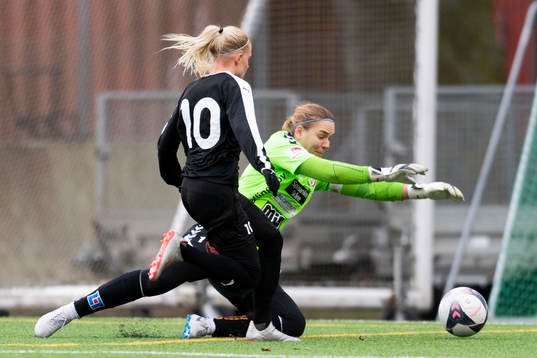 Malmö FFs Melina Skarström och Kristianstads målvakt