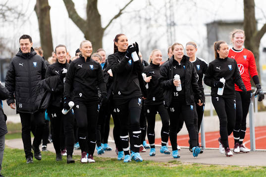 Malmö FFs spelare på våg mot fotbollsplanen