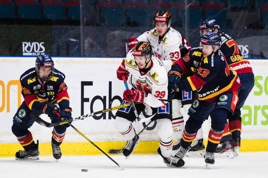 Djurgårdens William Eklund och Tom Nilsson  i kamp om