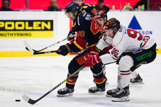 Djurgårdens Jacob Josefsson i kamp om pucken med Örebros