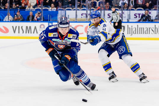 Växjös Filip Cederqvist jagas av Leksands Mattias Ritola