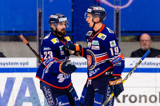 Växjös Roman Horak och Casey Bailey jublar