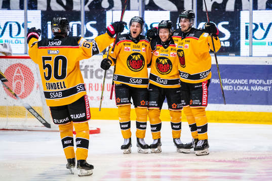 Luleås Einar Emanuelsson (m) jublar med Daniel Sondell