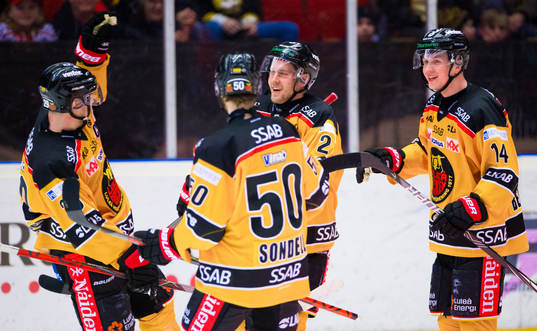 Luleås Juhani Tyrväinen jublar med Erik Gustafsson,