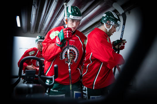 Frölundas Jacob Moverare och Brandon Gormley  innan