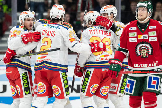 Malmö Redhawks Matias Myttynen jublar med lagkamrater