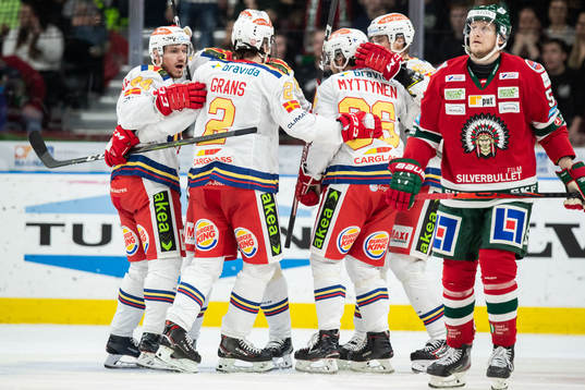 Malmö Redhawks Matias Myttynen jublar med lagkamrater