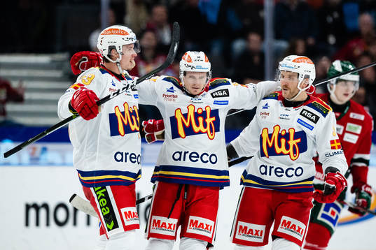 Adam Ollas Mattsson jublar med lagkamrater