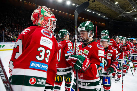 Frölundas målvakt Johan Mattsson och Lucas Raymond jublar